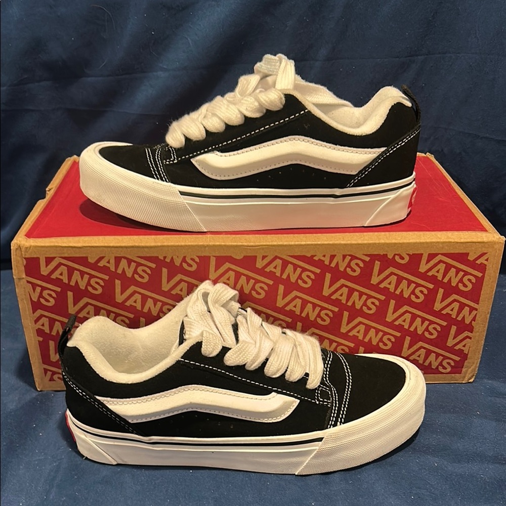 Vans- Knu Skool, black/true white, 5.5 women’s QS
